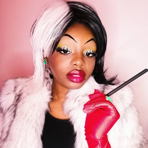 Anita, darlingggggg Second cruella is the classic cartoon version (also that’s a makeup brush in my 