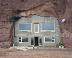 thelenscollective:  More Alec Soth, a rather unconventional looking house. 