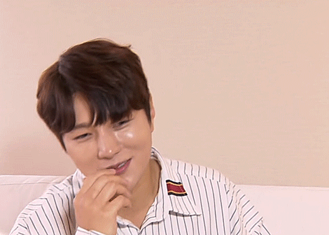 soooldout:mission: kitty style finger hearts = perfect for myungsoo
