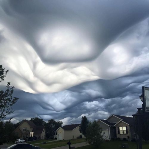 hugomoreira:Mummatus and Asperitas clouds i love when this happens locally