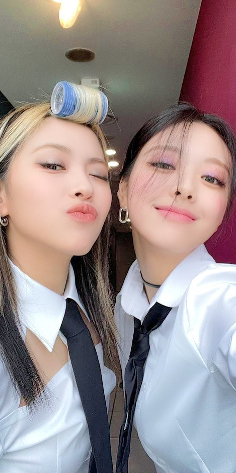 Yuna E Ryunjin (Itzy) Lockscreens