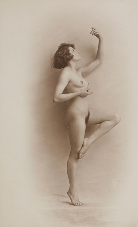 rivesveronique: Photographe non identifié Danseuse nue, c. 1900. Épreuve argentiq