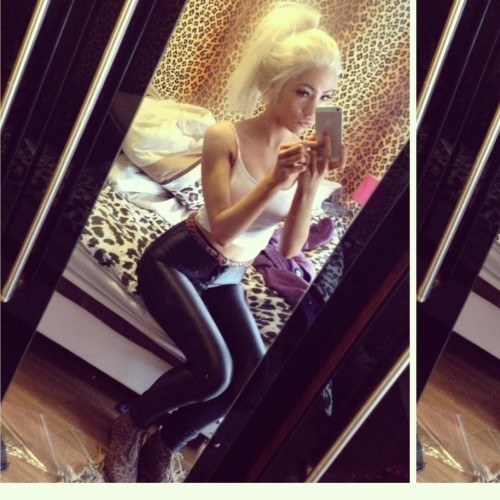 teasedblue:  I just love girls like this.