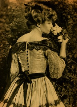theshadowstage:  Lillian Gish in Photoplay,