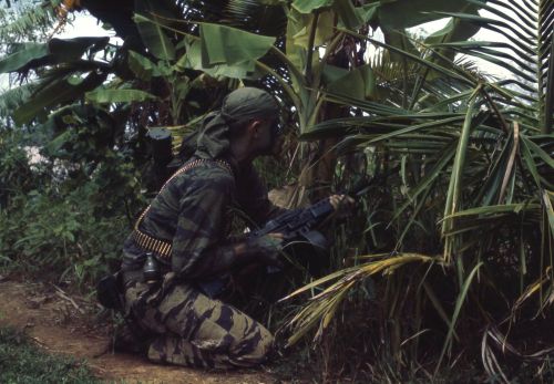 konflict23:Navy SEAL with Stoner LMG in Vietnam, 1968.