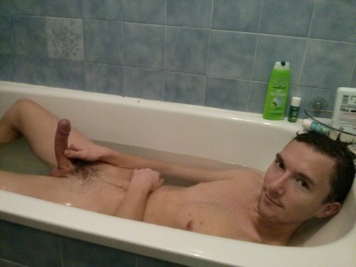 arthusetnico:  Hard in the bath