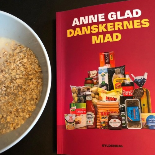 Jeg spiser aldrig fancy morgenmad i hverdagene, hvis jeg overhovedet prioriterer morgenmåltidet. Når det sker derhjemme, så er det den gode gamle havregryn med mælk. Som de fleste andre danskere kan jeg læse mig til i den nye bog om dansk madkultur...
