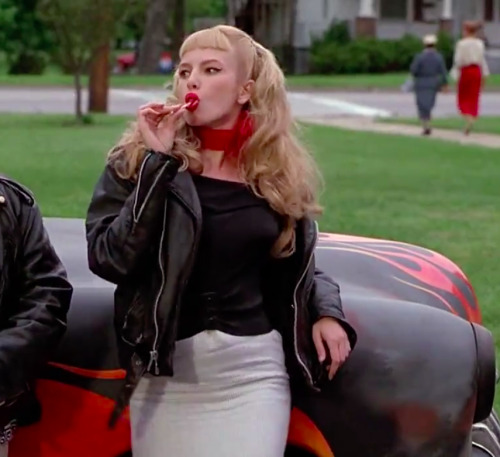 moviefashionscreenshots:Wanda Woodward, Cry-Baby, pt.1 OBSESSED W WANDA