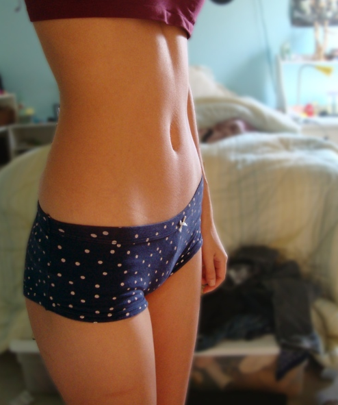 lisaloveslaughing:  I like the way pants / panties look around a skinny hip. 