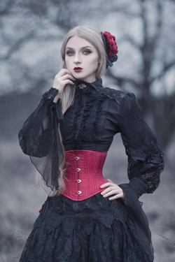 gothicandamazing:   model, photo, skirt &