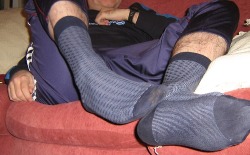 sniffing socks / oliendo calcetines