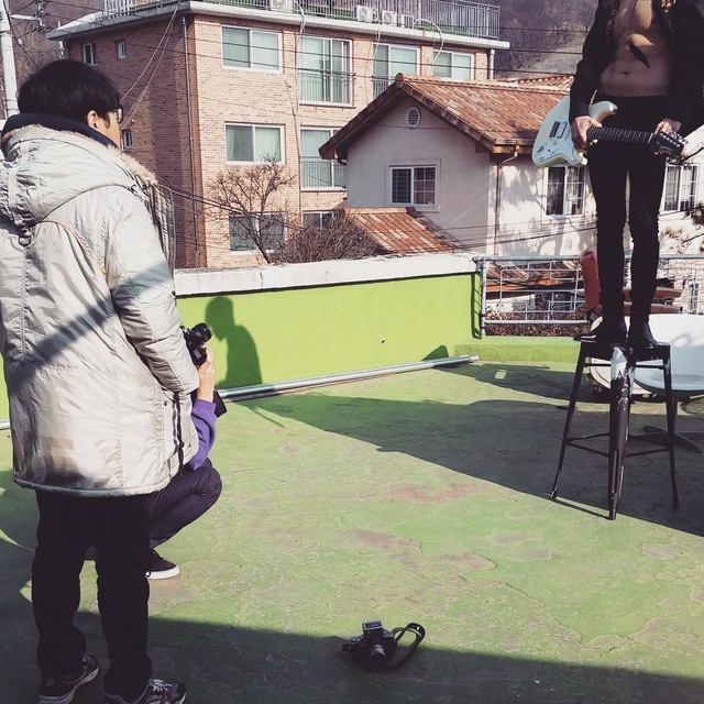 fyjjong:  (150111) @dazedkorea: 남들은 다 패딩에 코트로 꽁꽁싸맨 이렇게