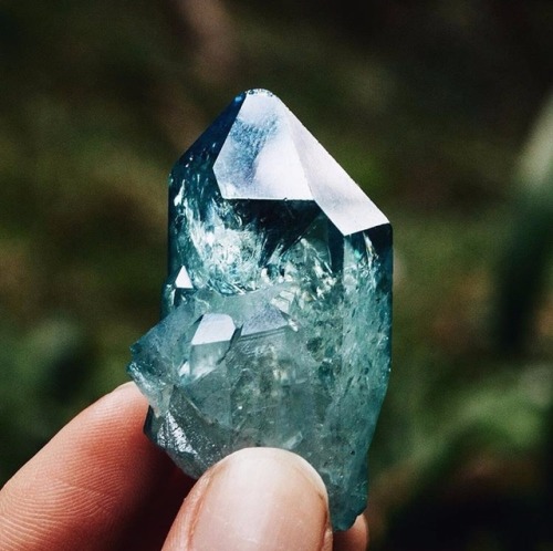 Aqua Aura via @luminosity_crystals that is a gorgeous deep shade of teal /////www.instagram.com/mine