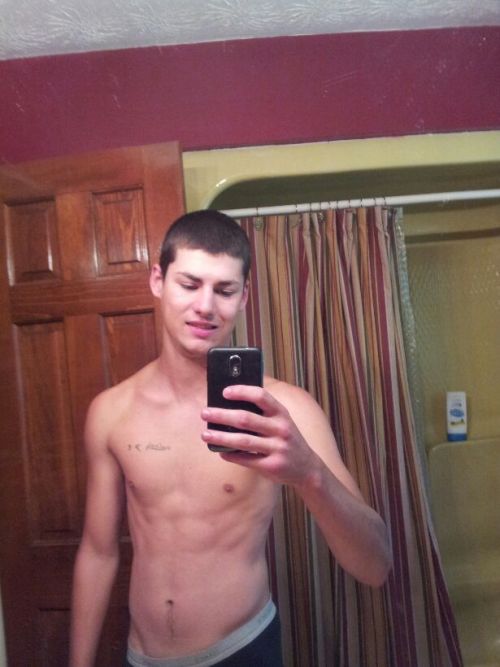 nakedguysfromkik:  :)