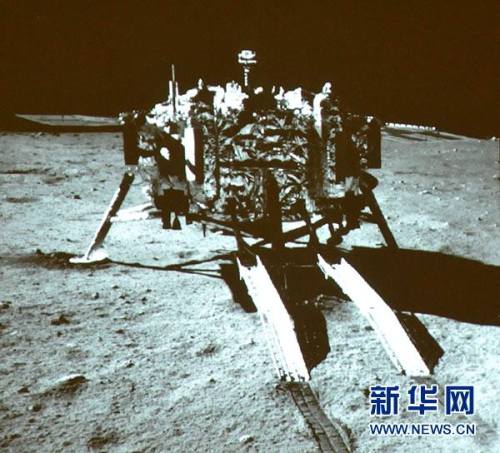 for-all-mankind: asonlynasacan: spaceexp: Chang’e 3 lander and Yutu rover take photos of each 