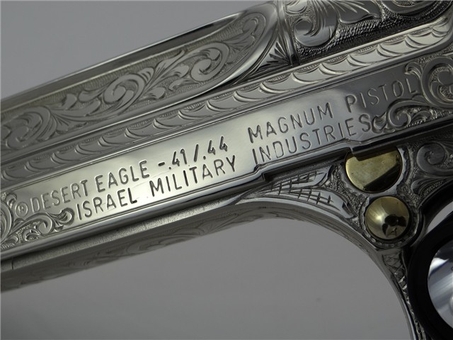 cavalier-renegade:  gunrunnerhell:  Desert Eagle Custom engraved Desert Eagle in