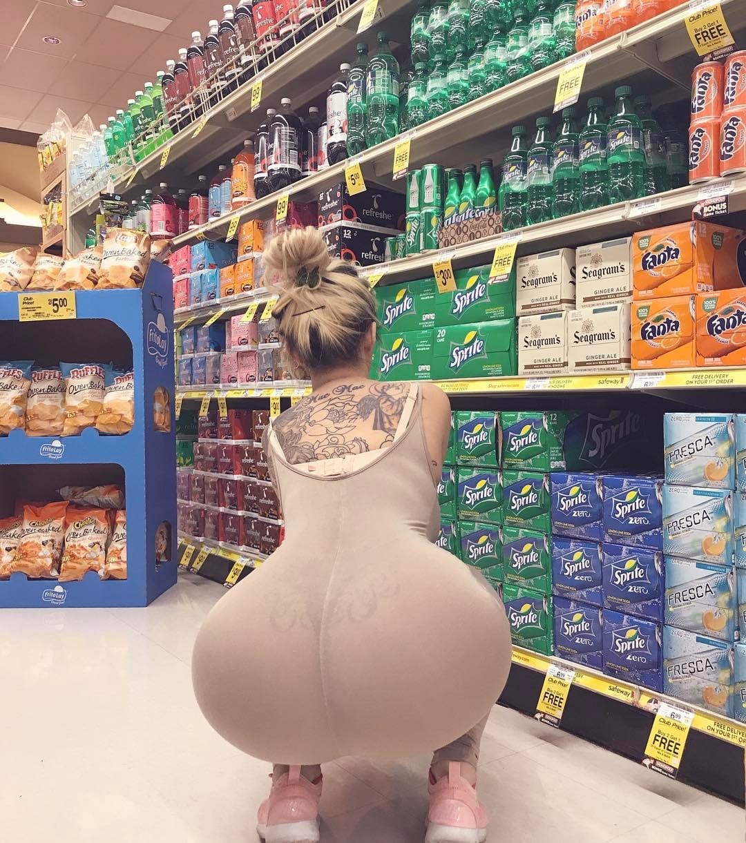 lickdacake:  shawty cum thru