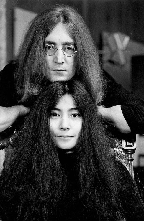 twixnmix:Yoko Ono and John Lennon photographed by Tom Blau, November 1969.