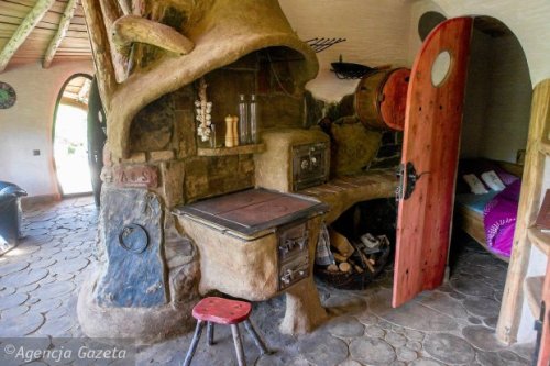 leaftooth:  chibi-glitch:  voiceofnature:    This beautiful hobbit house is located in   Krzywcza, Poland, and is called Hobbitówa. It was made by the polish architect Bogdan Pekalski, and is built out of natural materials with the cordwood technique. 