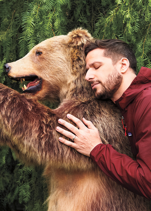 chrishemswrth:ANDY SAMBERG ph. by Peter Yang for Men’s Journal (2020)