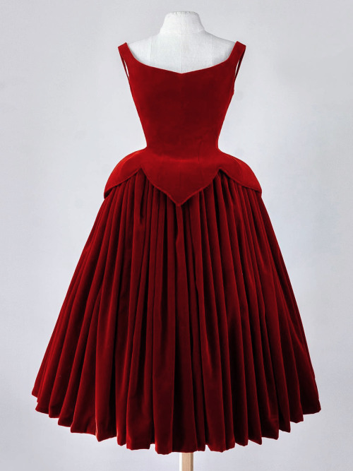 chandelyer: “Little Red Flower” dress by Frieda Leopold