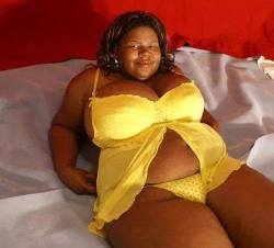 amobbw-ssbbw:  Te queda bello ese color yellow