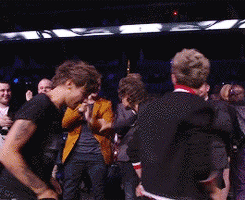 hstuyles:Harry pulling Ben to go with them on stage for receiving the award&