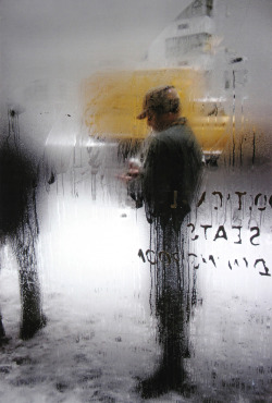 sparthform:  likeafieldmouse:  Saul Leiter  probably my favorite photographer.his bold composition sense is phenomenal. 