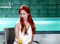 jihyolegend:seohyun + being adorably scared of a bug