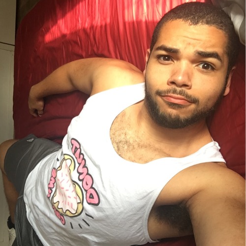 rodbunnyslay:  Got tagged by @sergethecurious for the 6 selfies from 2016. A year of slowly becoming more confident in my appearance. 🍕