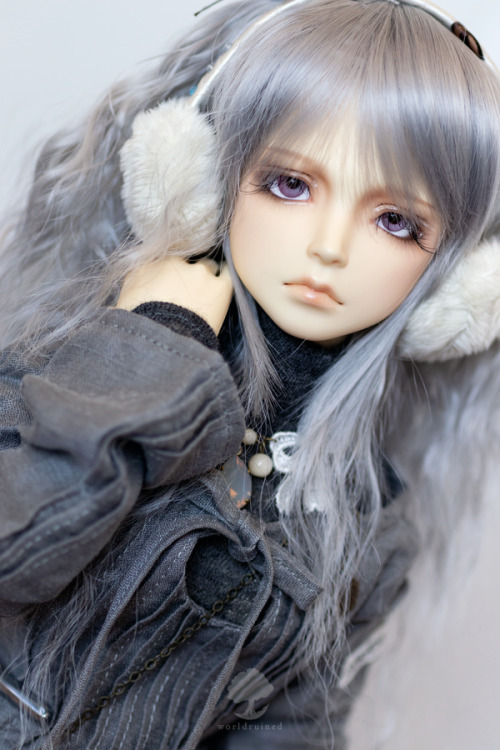 lady of eternal winter
Valyntine (V-noss version) is a Roserindoll Dino head with a faceup by Meggilu and a Volks Unoss body. Her pintuck dress is by KABA and the mock turtleneck is by Lush Berry. Her earmuffs are by Syrup*Bunny, the bag is by...