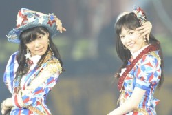 yuuha2:  AKB48画像ギャラリー-ORICON STYLE  『AKB48 2013真夏のドームツアー』東京ドーム公演2日目の模様 花組ポーズ 指原莉乃 渡辺麻友