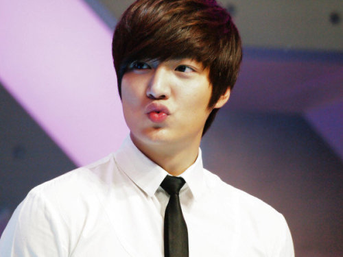 oppa, you really love to pout those sexy lips,,, and i do love to plant a kiss on it ! :D