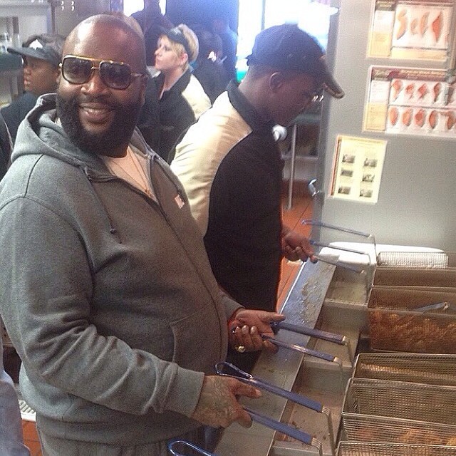 2damnfeisty:  niggasandcomputers:  How this nigga look like a Auntie? &ldquo;Hey