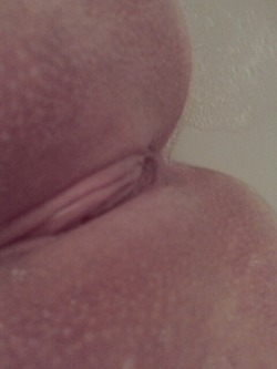 fuckmylittlecuntdaddy:  just shaved my pussy come fuck me in the shower?