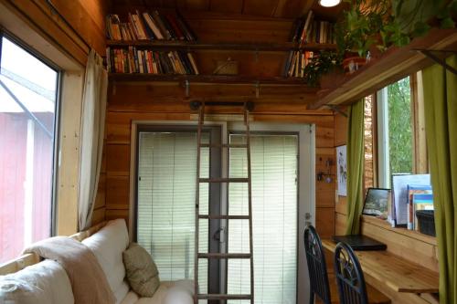 OFF GRID TINY HOUSE ON WHEELS http://tinyhouselistings.com/listing/flagstaff-az-12-sustainable-off-g