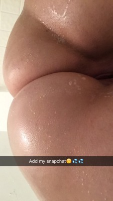 eatthispussylikeitsallyours:  Shower time on snapchat😉