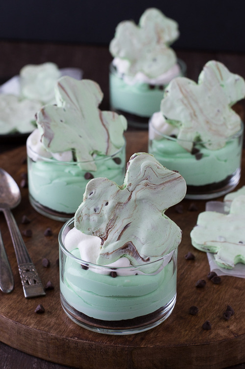 sweetoothgirl:  No Bake Mint Chocolate Chip Shamrock Cheesecake