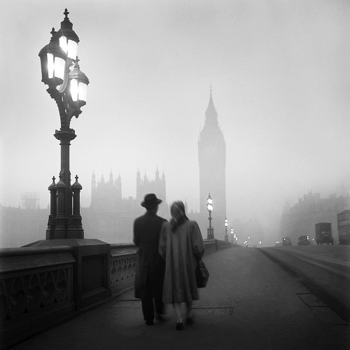 undr:René Groebli. Crossing over the Thames. 1949