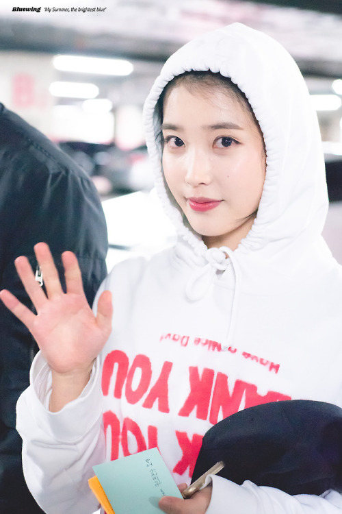 181011 IU after Knowing Brothers Recording by Bluewing