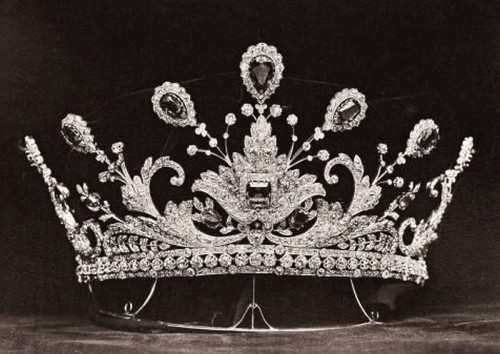 carolathhabsburg:Diamond and emerald tiara, ordered to Boucheron by Lady Paget. 1902.