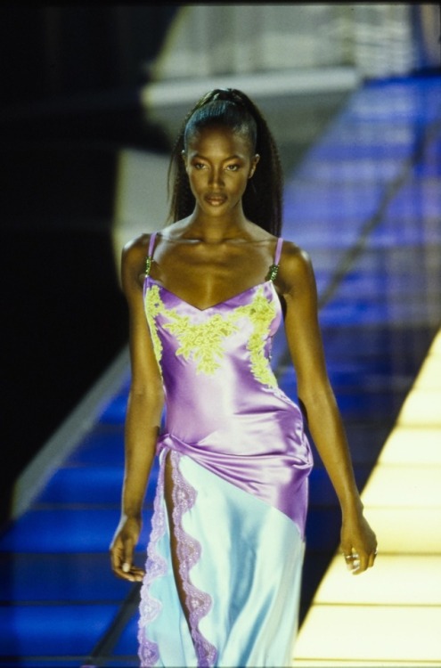 naomihitme:Naomi at Gianni Versace Fall/Winter 1996