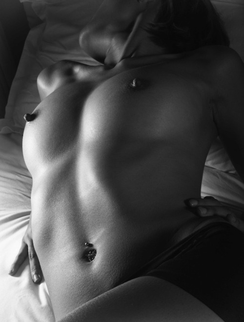 flatgurls:  Submit your wonderful body, tattoos, converse-shots, whatever you think