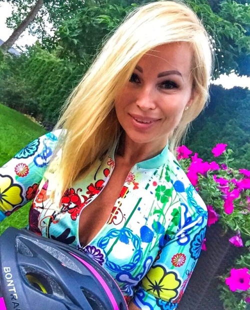 Blonde In Flowers https://www.instagram.com/dorisbyinsta