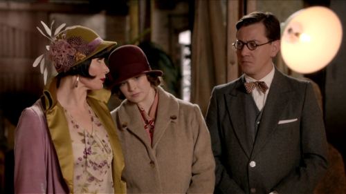 Miss Fisher’s first outfit of “Framed for Murder” (Season 2, Episode 9) is a suitably vibrant daywea