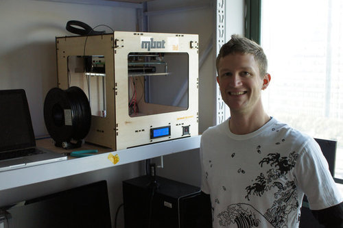 MakerBot 联合创始人扎克·史密斯和他买的山寨 MakerBot