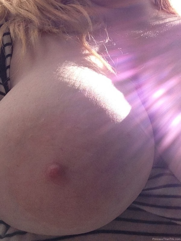 titantits92:  I had so much fun taking pictures and a video outside last time that