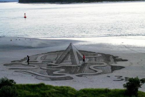 asylum-art:  Amazing 3D Sand Drawings Give Beach a New Dimension by Jamie Harkins on Facebook New Zealand artist Jamie Harkins and his fellow artist friends transform the beaches of Mount Maunganui into eye-popping works of art with their amazing 3D sand