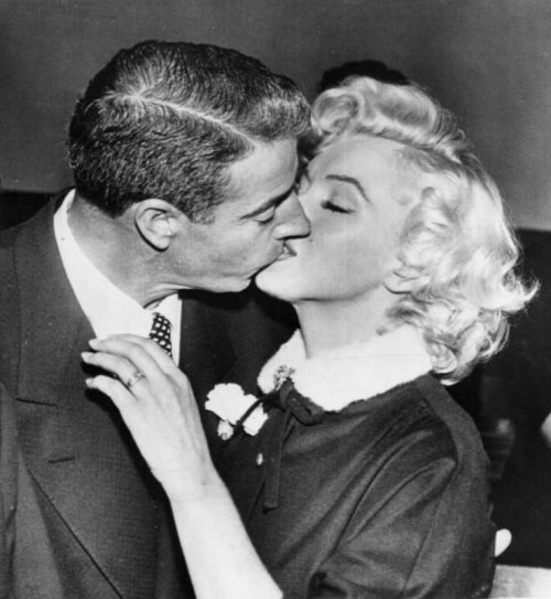 Marilyn Monroe & Joe Dimaggio in 1954.