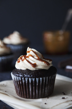 omg-yumtastic:  (Via: hoardingrecipes.tumblr.com)   Chocolate cupcakes with peanut butter Swiss meringue… - Get this recipe and more http://bit.do/dGsN  Gimme